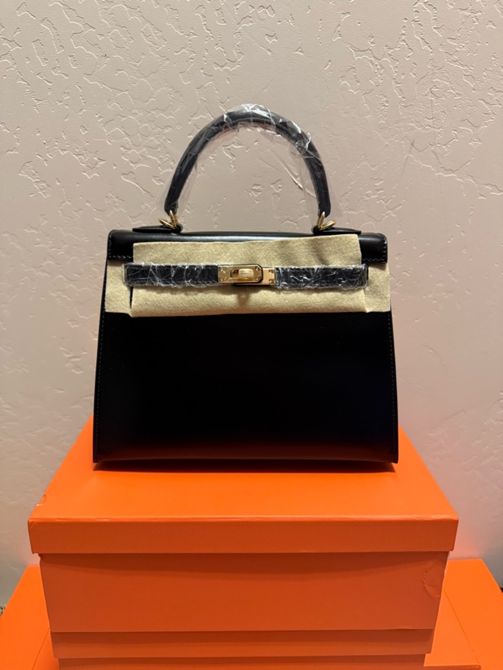 Elegant Top Grain Leather Handbag - Polished Black - Gold Hardware - 22 cm